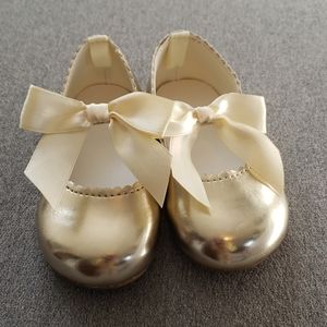 First Impressions NWOT size 4 Gold dress shoes